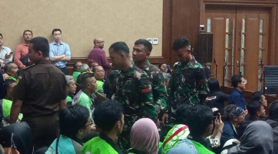 094769200_1767617157-tiga_anggota_tni