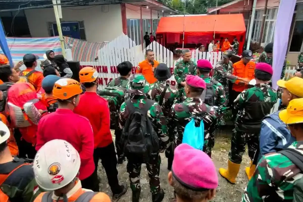 Perjuangan Tim SAR di Medan Terjal: 30 Personel Evakuasi Korban Pesawat ATR di Lereng Gunung