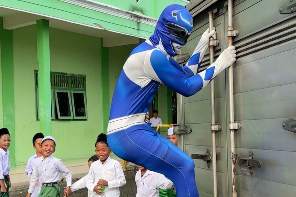 Super Hero Datangi Sekolah di Pamekasan! Driver Makan Bergizi Gratis Berkostum Power Rangers dan Spiderman Bikin Siswa Antusias