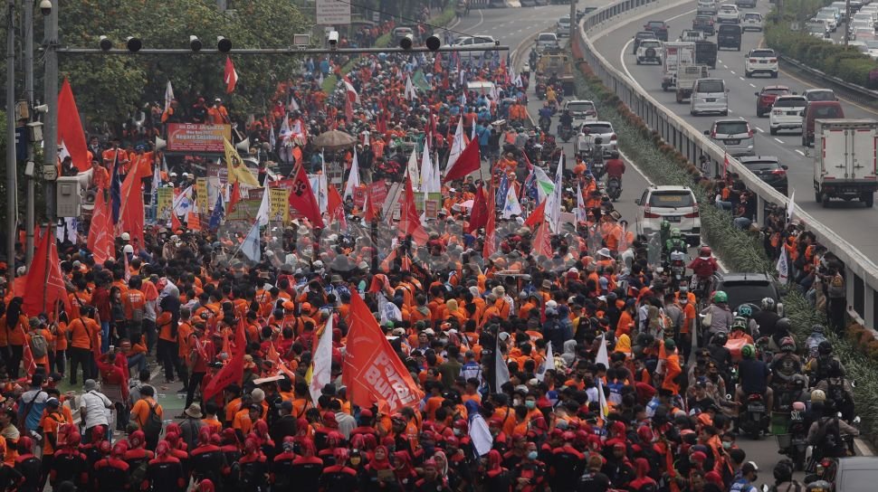 Ribuan Polisi Siaga Kawal Aksi Buruh di Jakarta Pusat: Tuntutan Upah dan Keadilan Sosial Jadi Sorotan