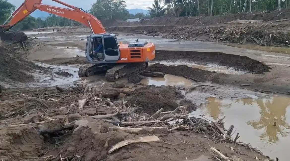 Alat-berat-membersihkan-lumpur-di-dalam-Krueng-Meureudue-Pijay