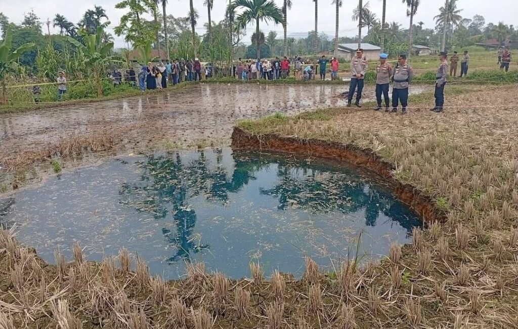 Apa-Itu-Sinkhole_-Fenomena-Alam-di-Balik-Lubang-Raksasa-Biru-Sumbar-1024x771