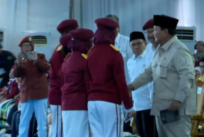 Prabowo Resmikan 166 Sekolah Rakyat & Terima Novel Karya Siswa: Langkah Besar Pendidikan Inklusif