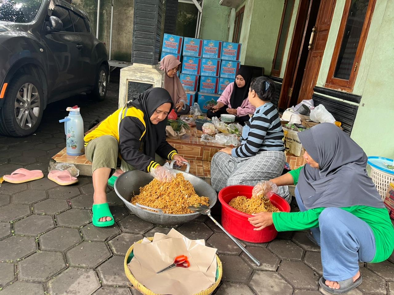 Ketua Komisi IV DPRD Kota Bekasi Adelia Sidik, SH., MM. Dirikan Dapur Umum Untuk Warga Terdampak Banjir di Pengasinan