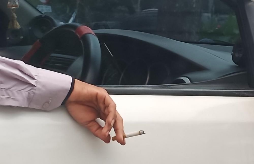 Sanksi Makin Ngeri! Tak Cuma Nyapu Jalan, MK Diminta Cabut SIM Pengemudi yang Nekat Merokok