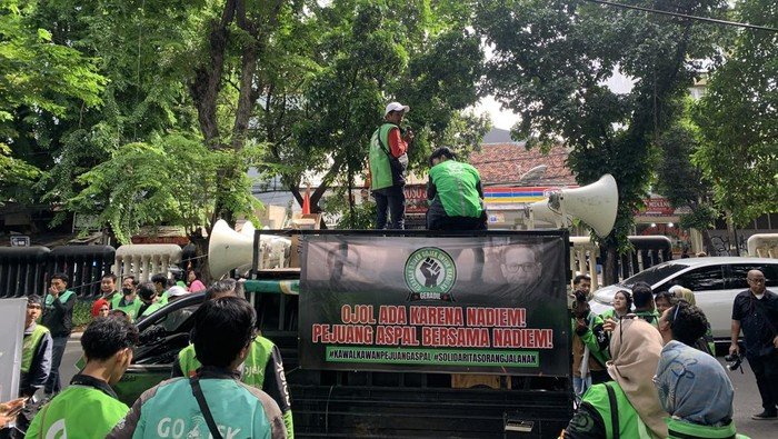 Lautan Jaket Hijau di PN Jakpus! Ratusan Driver Ojol Gelar Aksi Solidaritas Dukung Nadiem Makarim