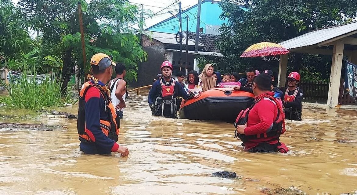 petugas-mengevakuasi-korban-banjir-di-karawang-1768813184162_169