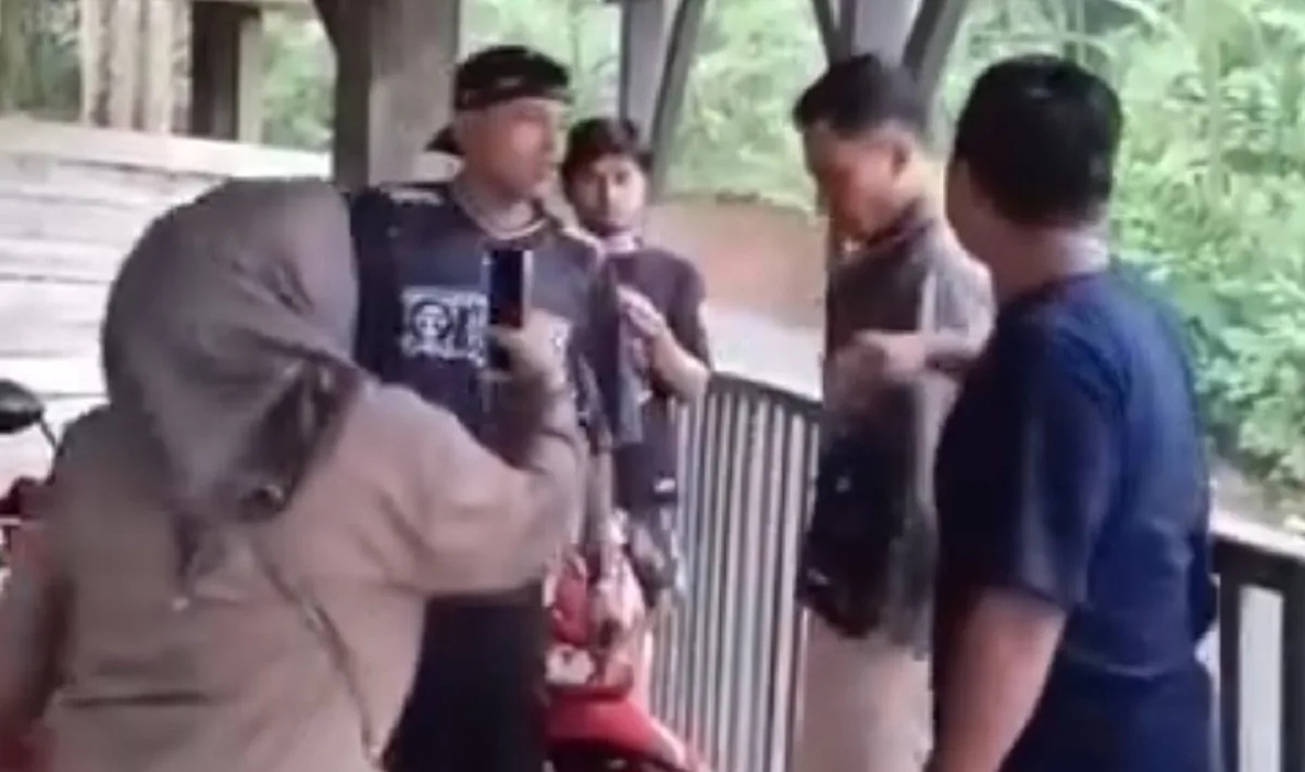 Viral! Kritik Jalan Rusak, Pemuda Garut Malah Diamuk Keluarga Kades: “Mau Tenar Kamu?”