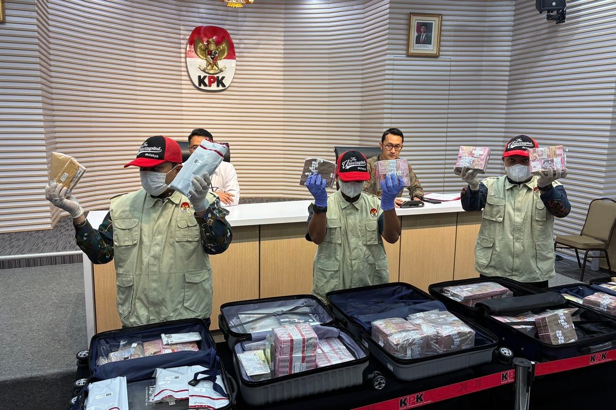 Fantastis! KPK Pamerkan “Gunung Uang” Rp 5,19 Miliar dalam 5 Koper, Hasil Sitaan dari Safe House Pejabat