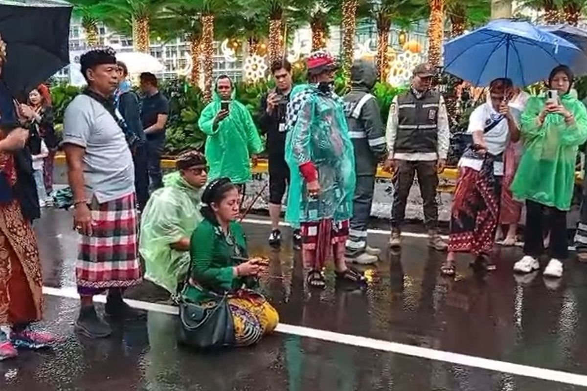 Magnet di Tengah Parade: Pawang Hujan Rara Curi Perhatian di Pawai Ogoh-ogoh Jakarta 2026