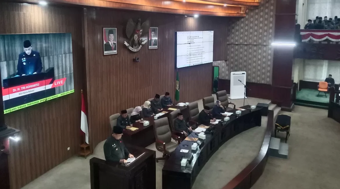 Wali-Kota-Bekasi-Tri-Adhianto-saat-memberikan-sambutan-pada-Rapat-Paripurna-DPRD-Kota-Bekasi-2824696558