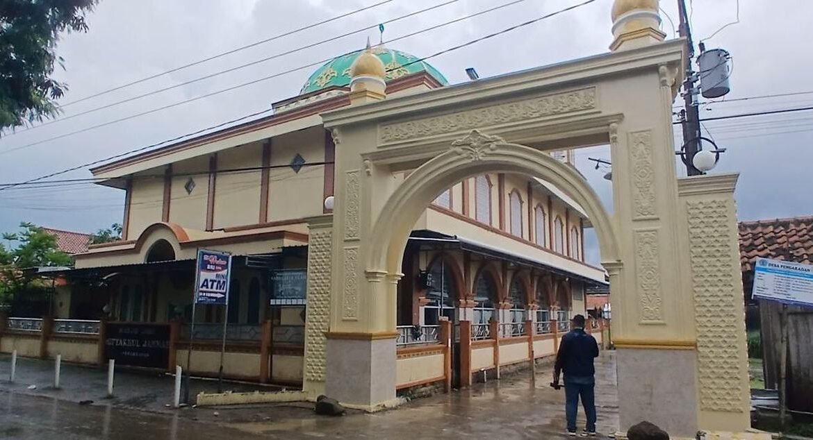 lokasi-penemuan-dua-mayat-pria-di-atap-masjid-di-brebes-kamis-2632026-1774522335244_169