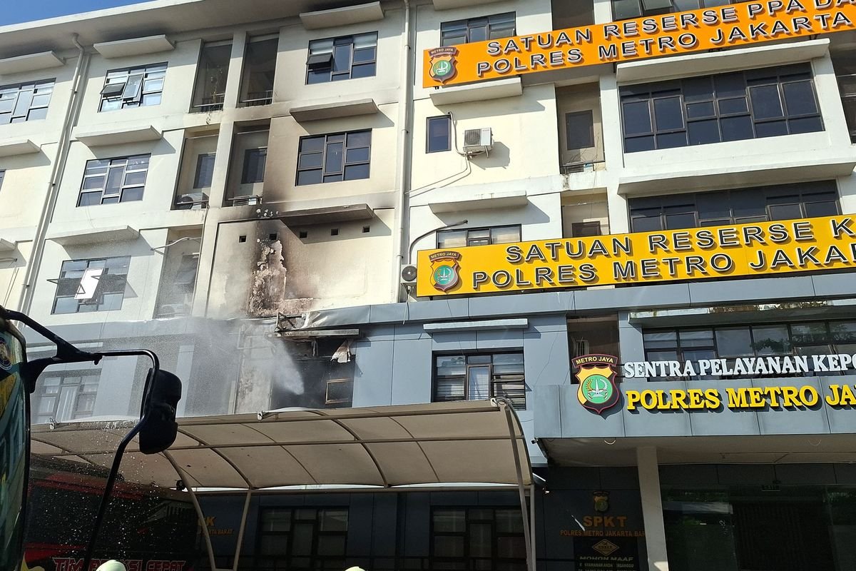 Bikin Geger! Kebakaran Landa Mapolres Jakarta Barat, Titik Api Diduga Kuat dari Ruang Reskrim