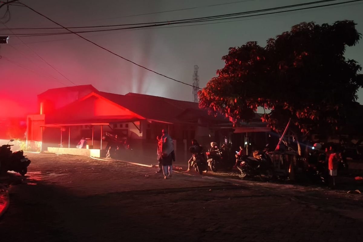 Darurat Malam Hari! Kebakaran Hebat di Asrama Polri Ciledug Tangerang Hanguskan 20 Rumah