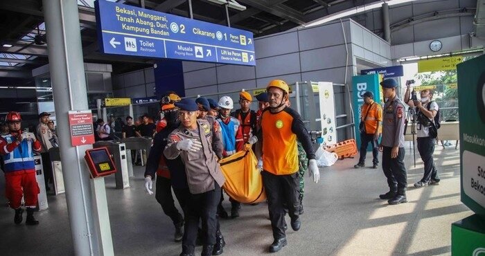 evakuasi-jenazah-korban-kecelakaan-kereta-di-bekasi-timur-masih-berlangsung-1777341715335_169