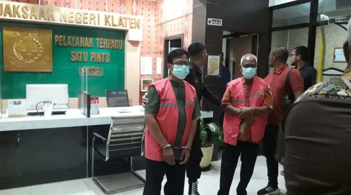 kedua-tersangka-saat-digiring-dari-kantor-kejari-klaten-ke-lapas-kelas-iib-klaten-jumat-1742026-mereka-ditahan-selama-20-hari-ke-depan-untuk-memudahkan-penyidikan-angga-purendaradar-solo-AUnYR