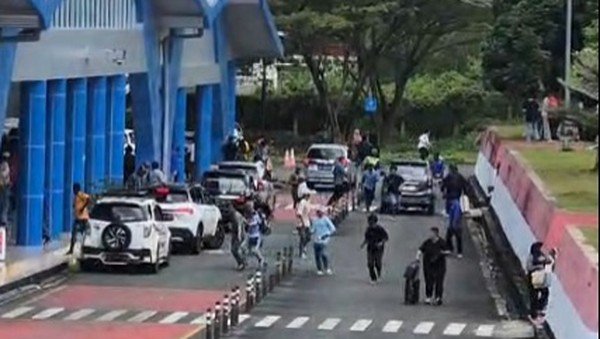 penikaman-terhadap-ketua-dpd-ii-golkar-maluku-tenggara-agrapinus-rumatora-alias-nus-kei-memicu-kepanikan-di-bandara-karel-sads-1776619641830_169