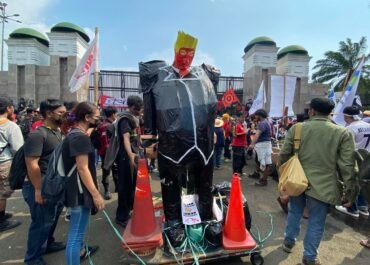 Bukan Cuma Pekerja Pabrik! Aksi May Day di DPR RI Penuh Simbol, Nelayan Pesisir Ikut Bersuara