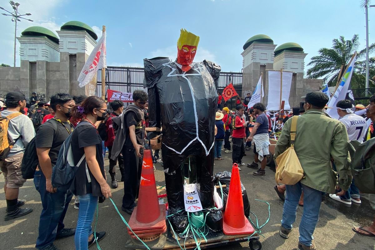 Bukan Cuma Pekerja Pabrik! Aksi May Day di DPR RI Penuh Simbol, Nelayan Pesisir Ikut Bersuara