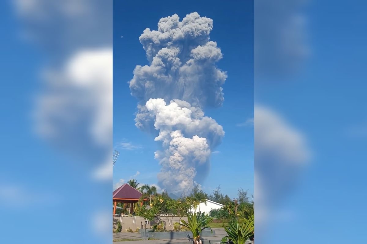 Gunung Dukono Meletus Tiba-Tiba, 3 Pendaki Tewas Terjebak dan Evakuasi Terhambat Erupsi