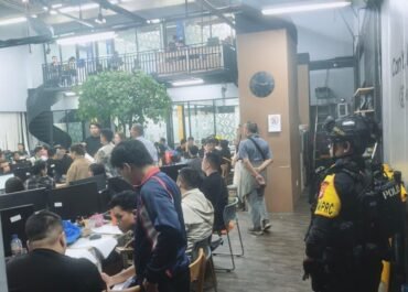 Eksklusif! Ini Penampakan Penggerebekan Markas Judol di Hayam Wuruk Jakbar, Puluhan Pekerja Tertunduk Lesu