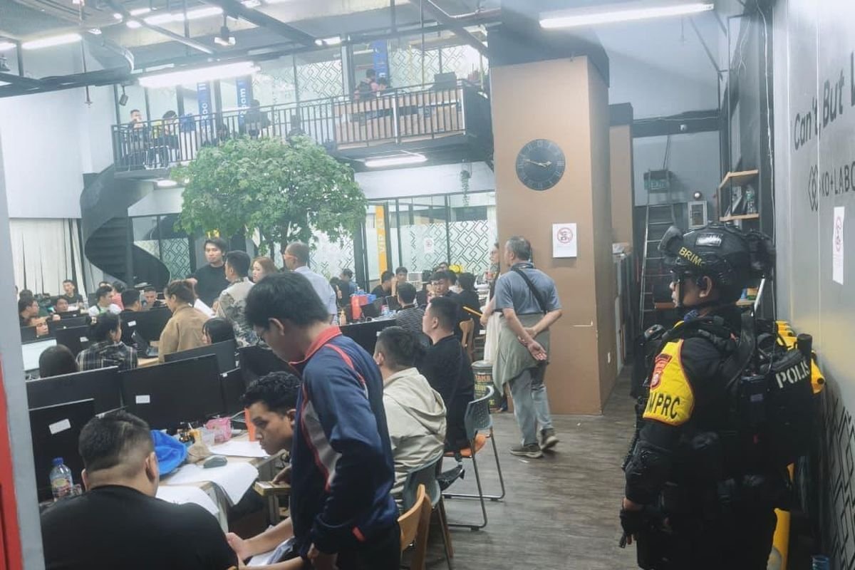 Eksklusif! Ini Penampakan Penggerebekan Markas Judol di Hayam Wuruk Jakbar, Puluhan Pekerja Tertunduk Lesu