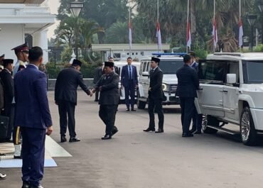 Penghormatan Terakhir Sang Jenderal! Tiba di Lokasi, Prabowo Melayat Mendiang Ryamizard Ryacudu yang Disemayamkan