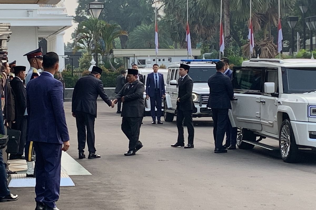 Penghormatan Terakhir Sang Jenderal! Tiba di Lokasi, Prabowo Melayat Mendiang Ryamizard Ryacudu yang Disemayamkan