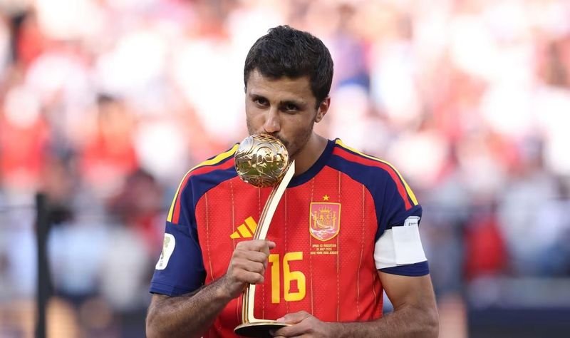 pemain-spanyol-rodri-meraih-bola-emas-piala-dunia-2026-1784510658803