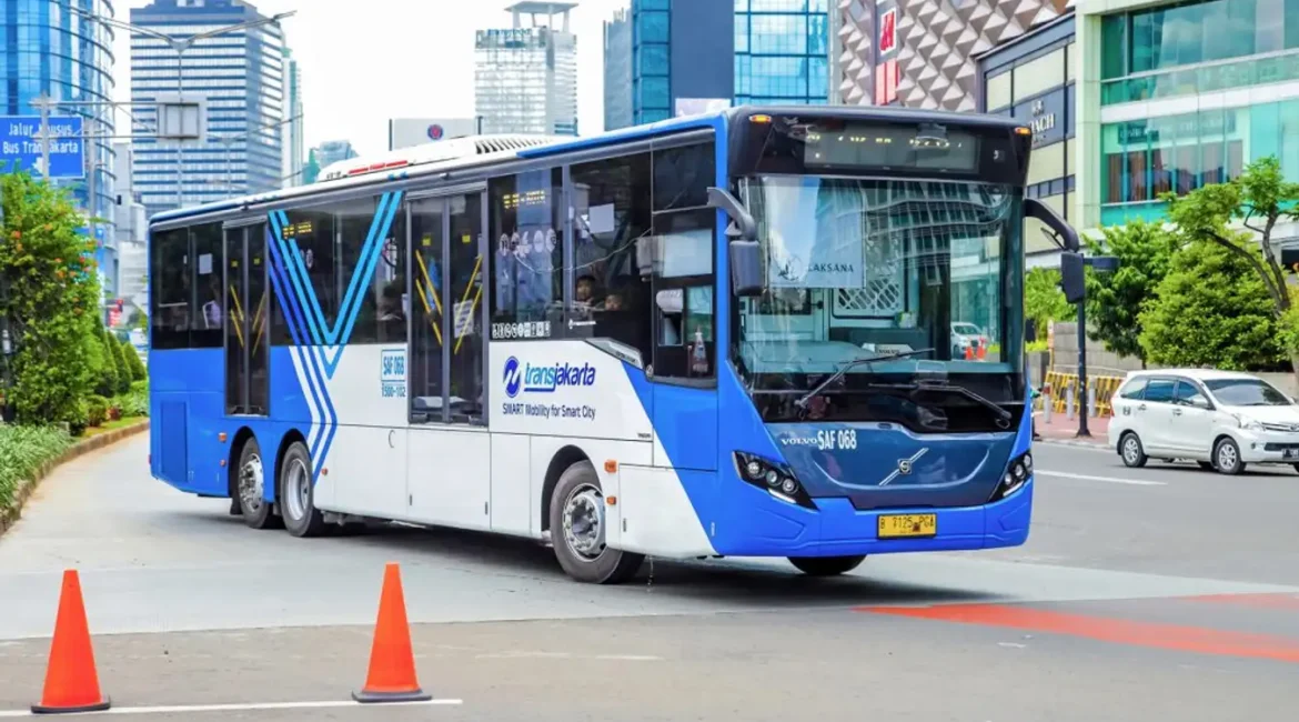 02-Bus-TransJakarta-1293195775-Akhmad-Dody-Firmansyah_Shutterstock.com_-1024x683