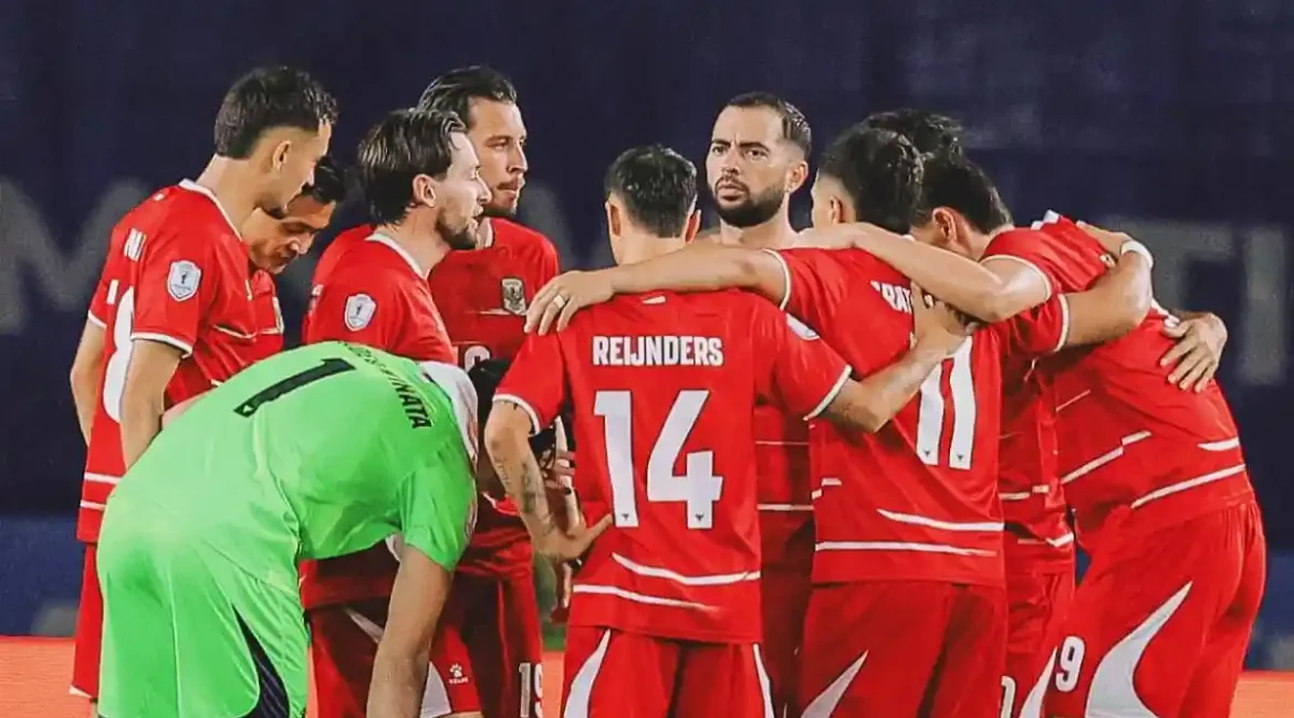 Skuad-Timnas-Indonesia-berdiskusi-bersama-sebelum-pertandingan-melawan-Vietnam