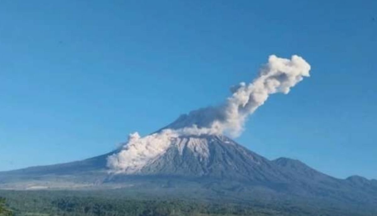 Gunung Semeru Erupsi Lima Kali dalam Sehari, Kolom Abu Capai 700 Meter di Atas Puncak