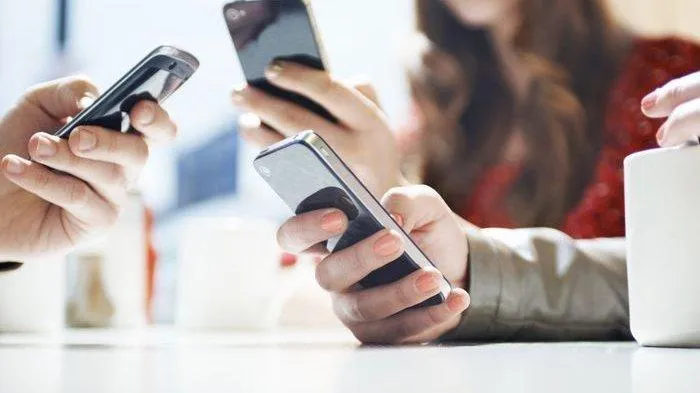 ilustrasi-main-handphone