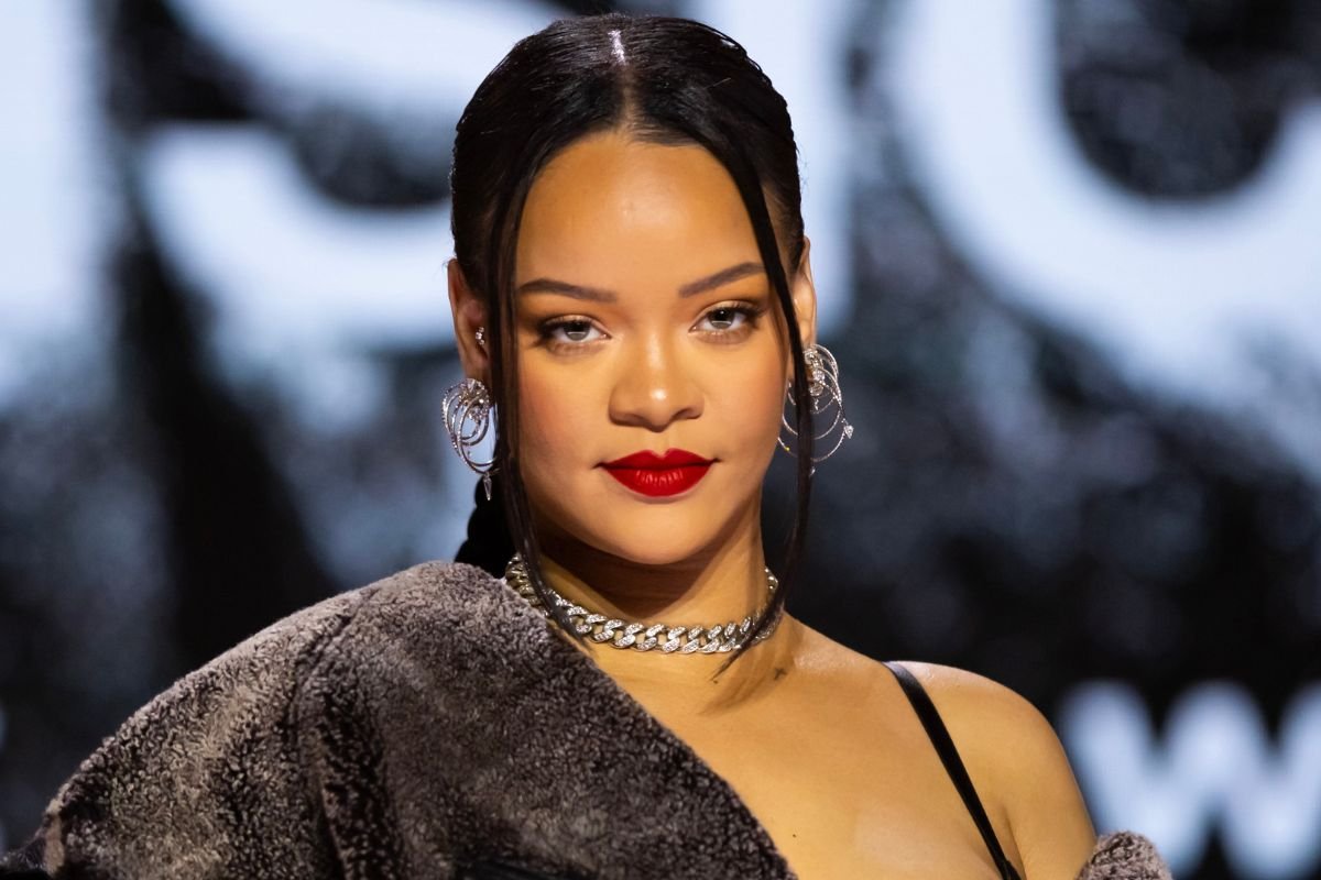 Rihanna Tampil Nyentrik di Crop Over Festival 2026, Kostum Bulu-bulu Jadi Sorotan
