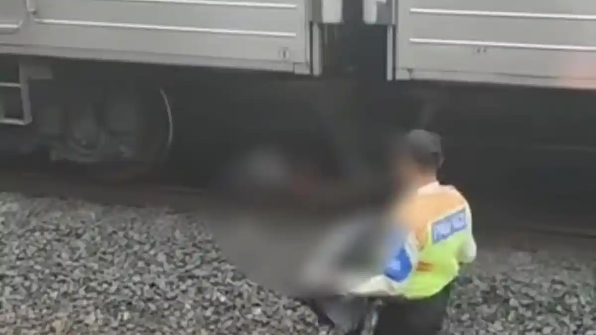 Siswi SMA Tertemper KRL di Stasiun Jurangmangu Dimakamkan di TPU Marabunta